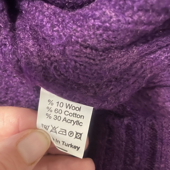 Like new! Wool blend v-neck purple sweater - Picture 4 of 9